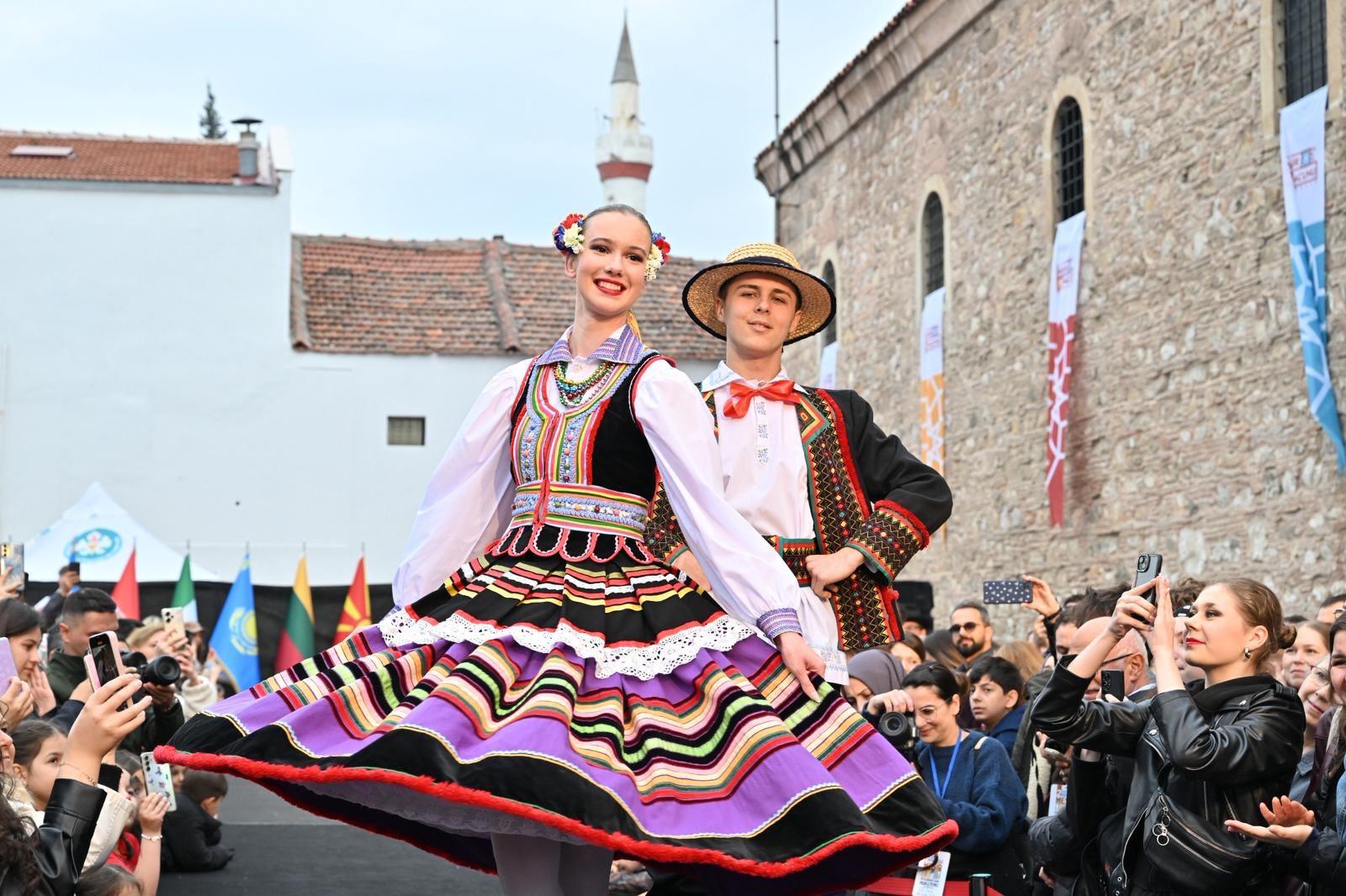 Manisa’da kültür şöleni: Mesir Festivali defilesi büyük ilgi gördü