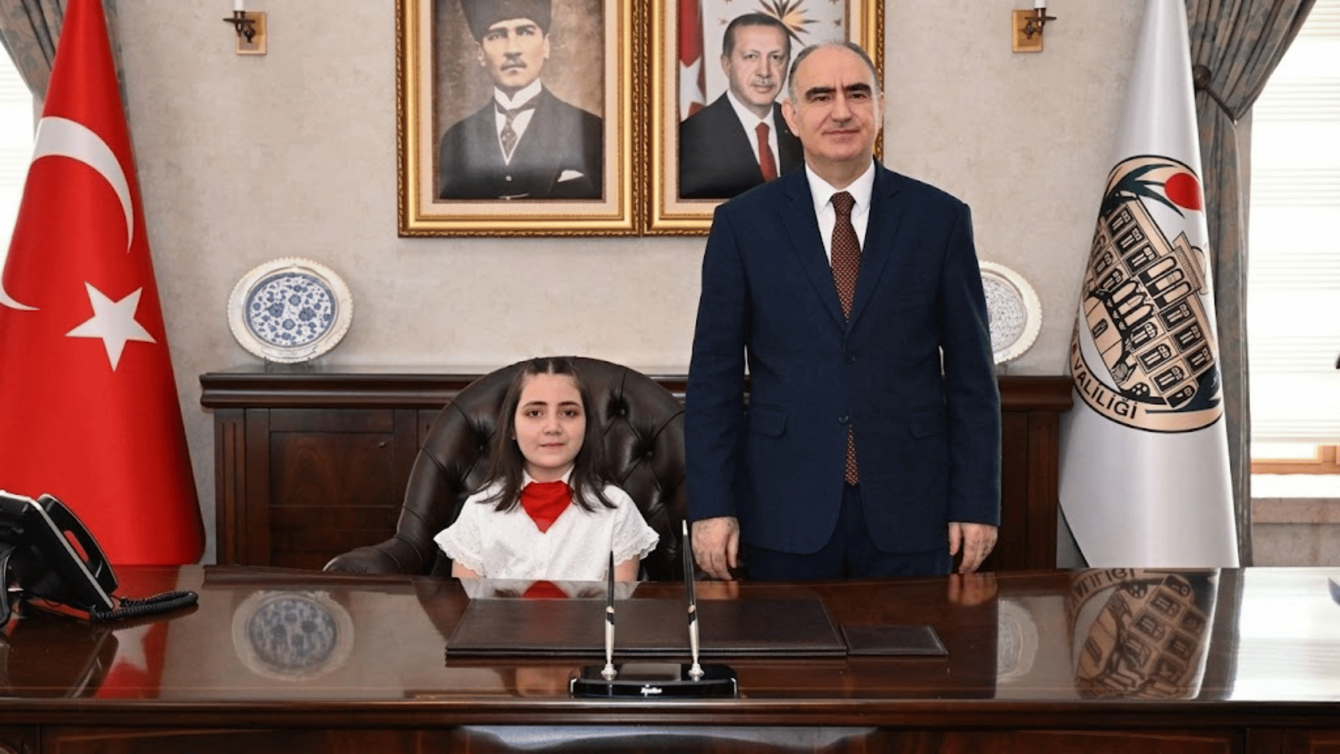 Manisa’da 23 Nisan geleneği: Vali koltuğu minik öğrenciye devredildi